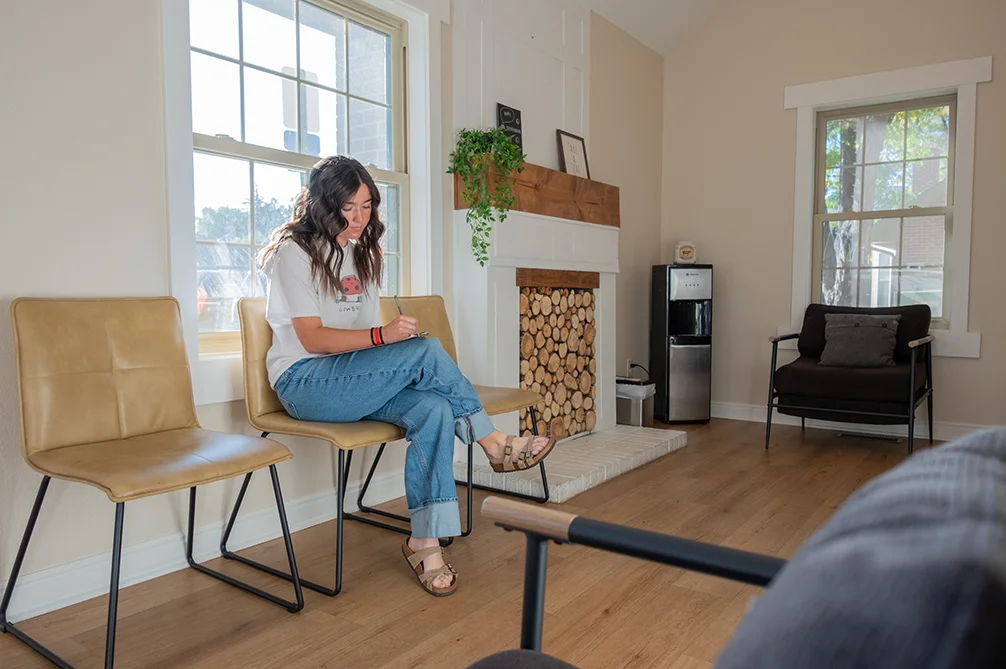 just-u-dental-photo-welcome2 Patient filling form on the waiting room
